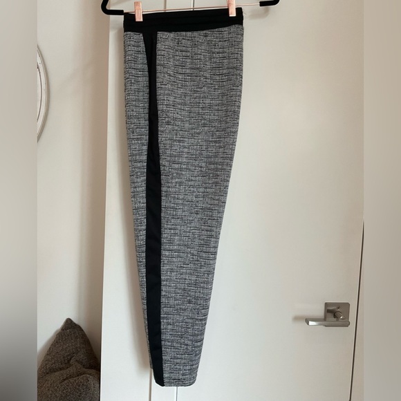 HUE Work Friendly in a Tweed pattern with side strips. - Picture 3 of 8